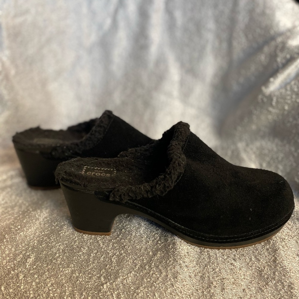 CROCS Black Suede Clogs with padded Faux Fur lined interior‎ Size W7